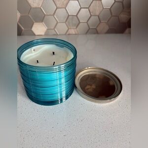 Bath and Body Works 3 Wick Candle - Iced Vanilla Woods